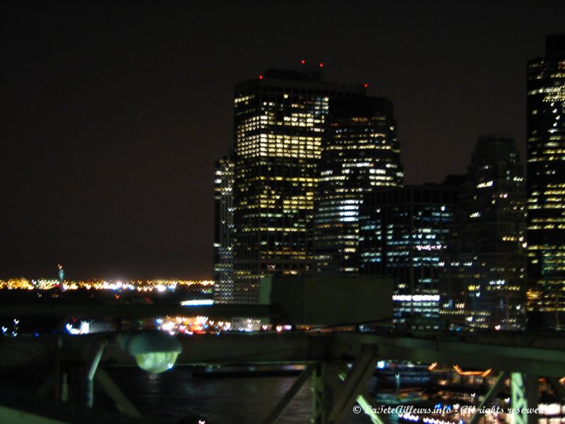 Manhattan et, au fond, la statue de la Liberte