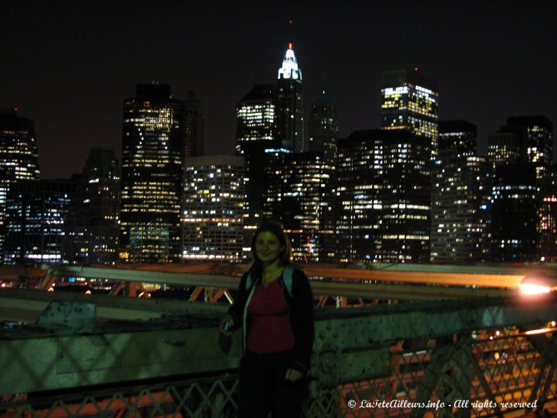 Rebecca devant les lumieres de Manhattan