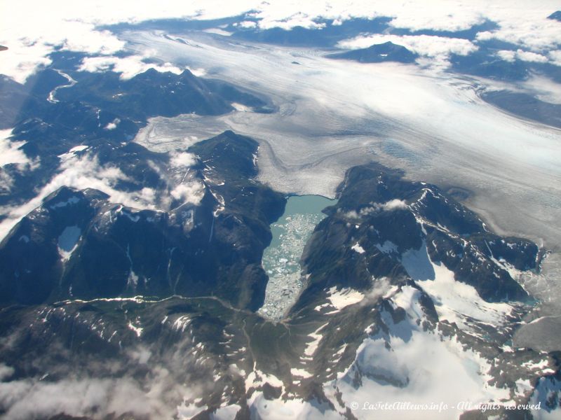 D'immenses mers de glace et montagnes s'etendent a perte de vue