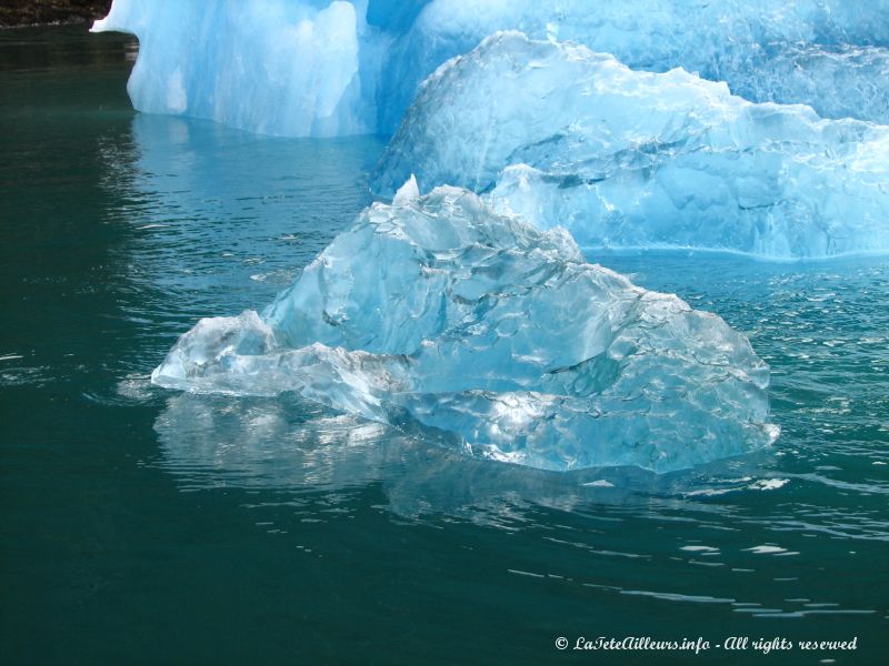 Certains icebergs ressemblent a de gros glacons bleutes !