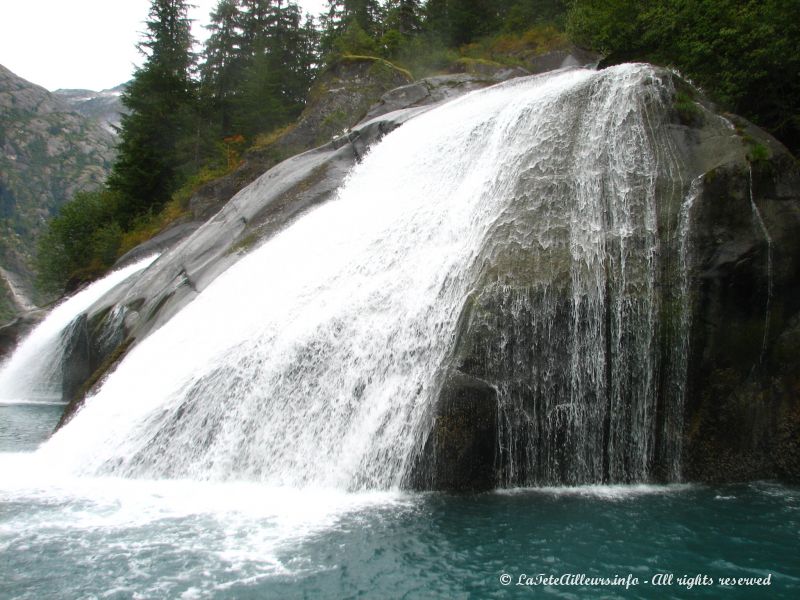Une cascade dans le Tracy Arms Fjord