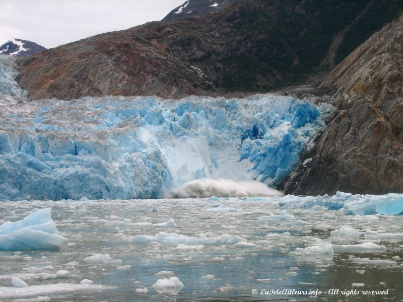 La chute de gros blocs de glace provoque un bruit assourdissant...