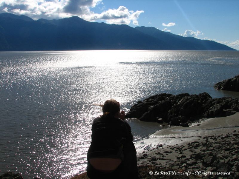 Rebecca cherche les belougas depuis le Belouga Point