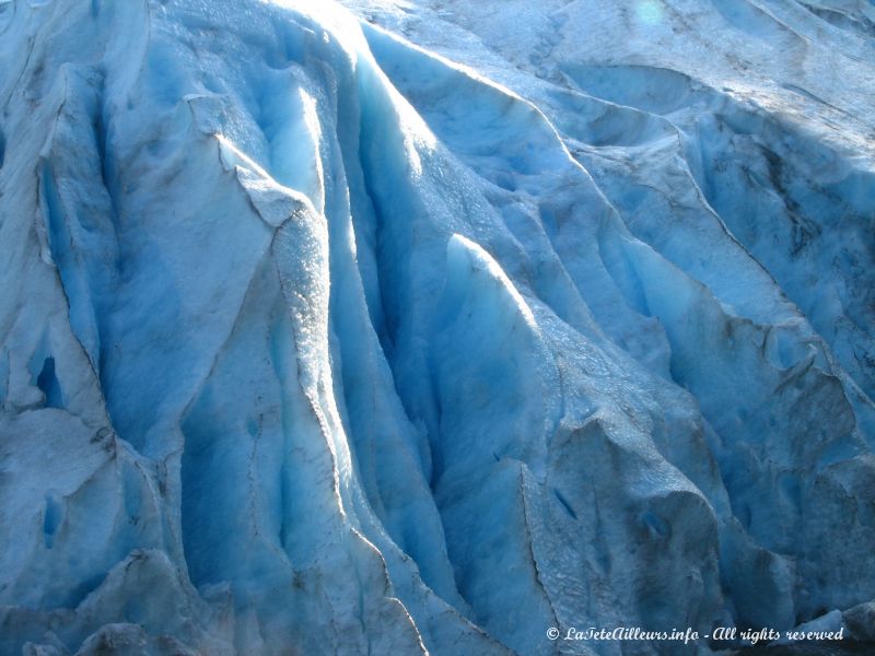 La glace est d'un bleu impressionnant