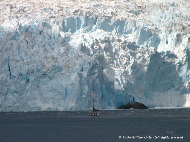 Le bateau parait bien petit devant la paroie du glacier