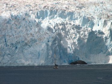Le bateau parait bien petit devant la paroie du glacier