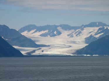 De loin, une glacier semble couler de l'Harding Icefield
