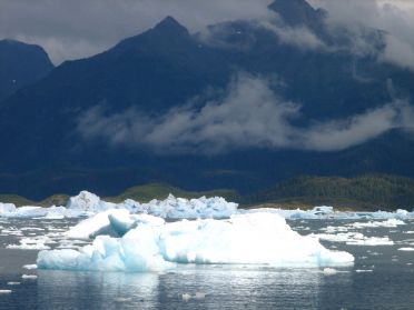 Des icebergs nous entourent de toutes parts