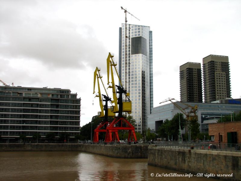 Récemment mis en valeur, le quartier de Puerto Madero a conservé ses allures de quais