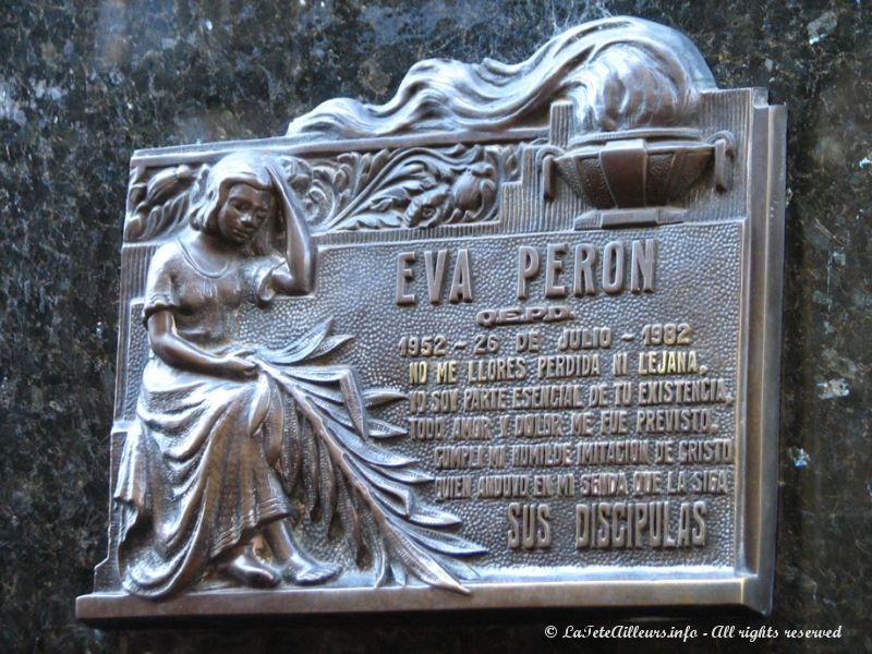 De nombreuses personnes viennent poser des fleurs et des plaques sur le tombeau familial