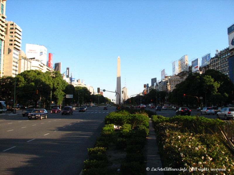 Au centre de l'avenue trône une immense obélisque