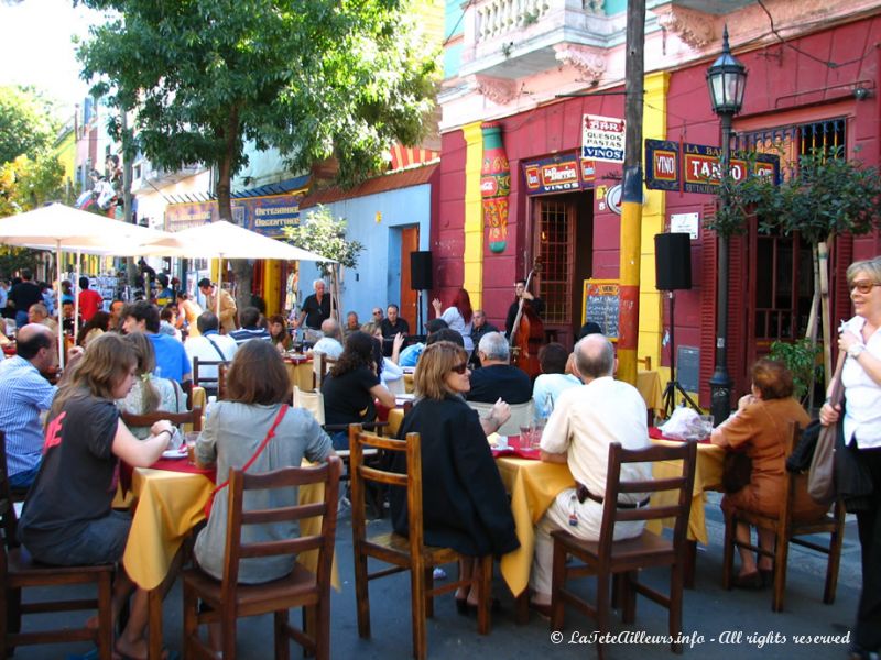 Les bars à touristes sont pleins à craquer