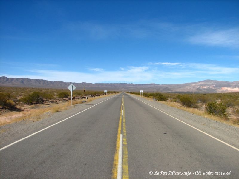 La "Recta Tin Tin", longue route rectiligne de 14km