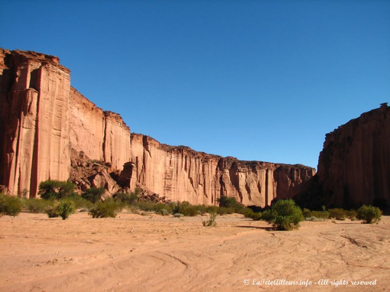 Un canyon aux parois gigantesques...