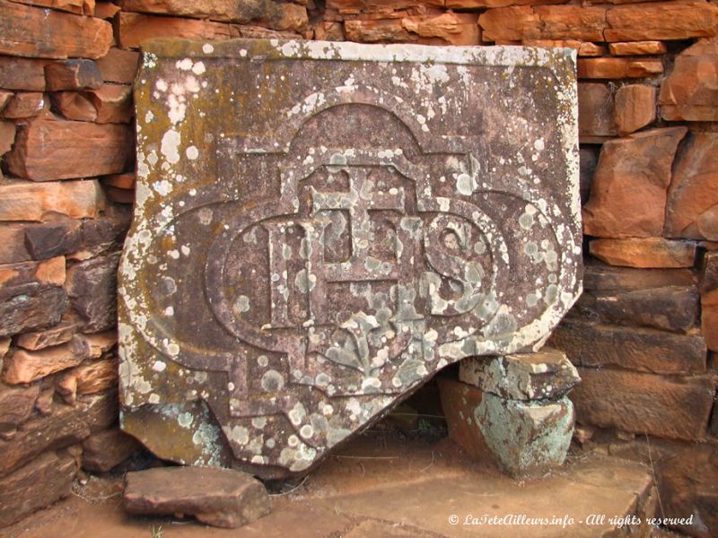 Les "armoiries" des Jésuites, sculptés dans la pierre