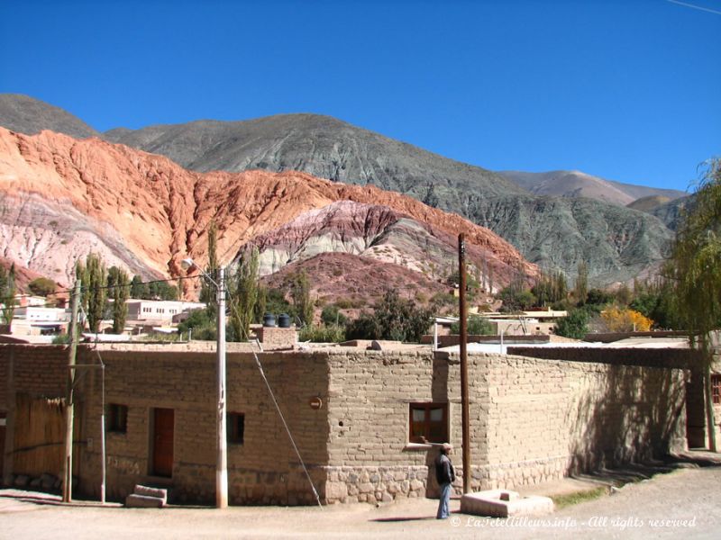 Purmamarca aux pieds des roches colorés