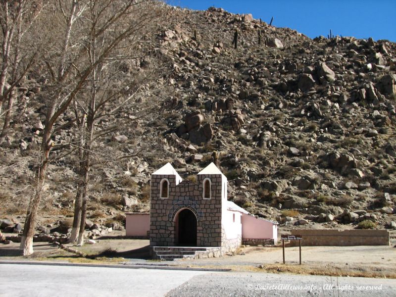 Petite église au bord de la route 51