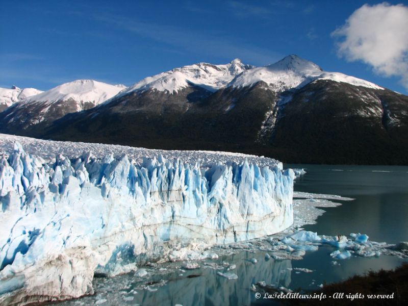 Parfois des morceaux de glace tombent dans un fracas assourdissant