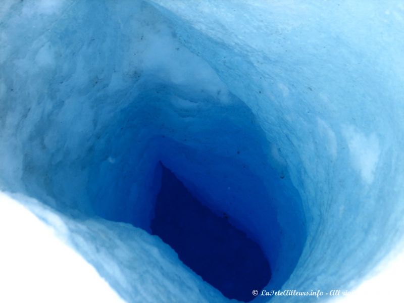 Les nuances de bleu sont bien visibles dans les crevasses