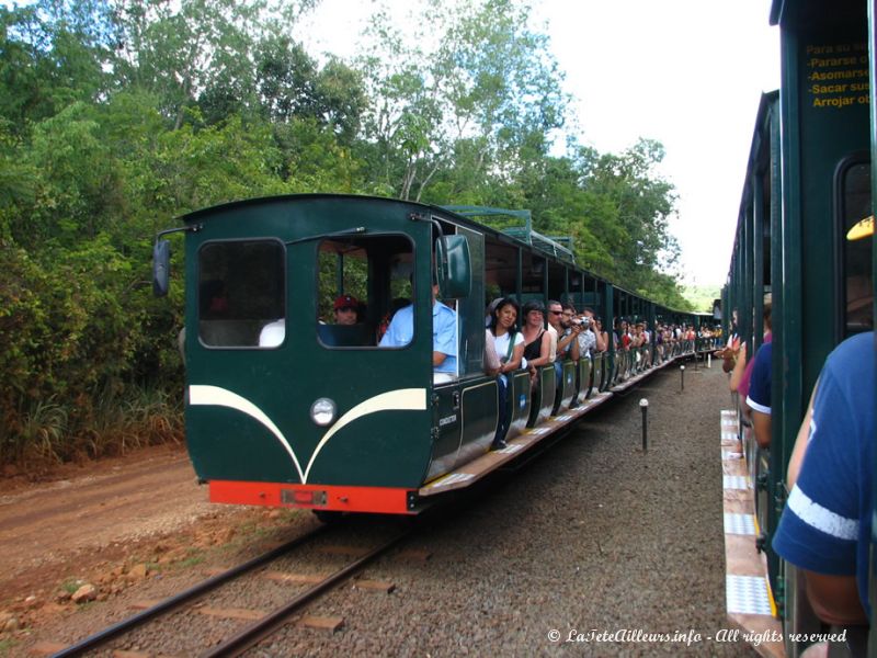 Côté argentin, c'est un petit train, bondé en ce Samedi Saint, qui emmène les visiteurs près des chutes