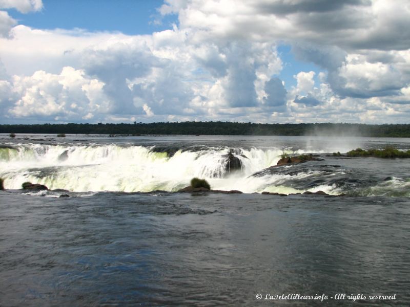 Depuis le rio Iguazu supérieur, on a encore du mal à imaginer ce qui nous attend