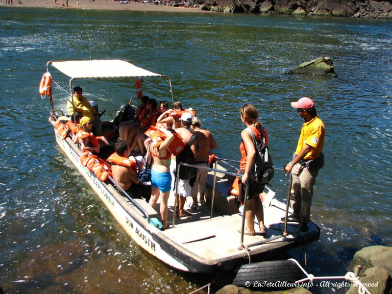 Un petit bateau mène les visiteurs sur l'île San Martin