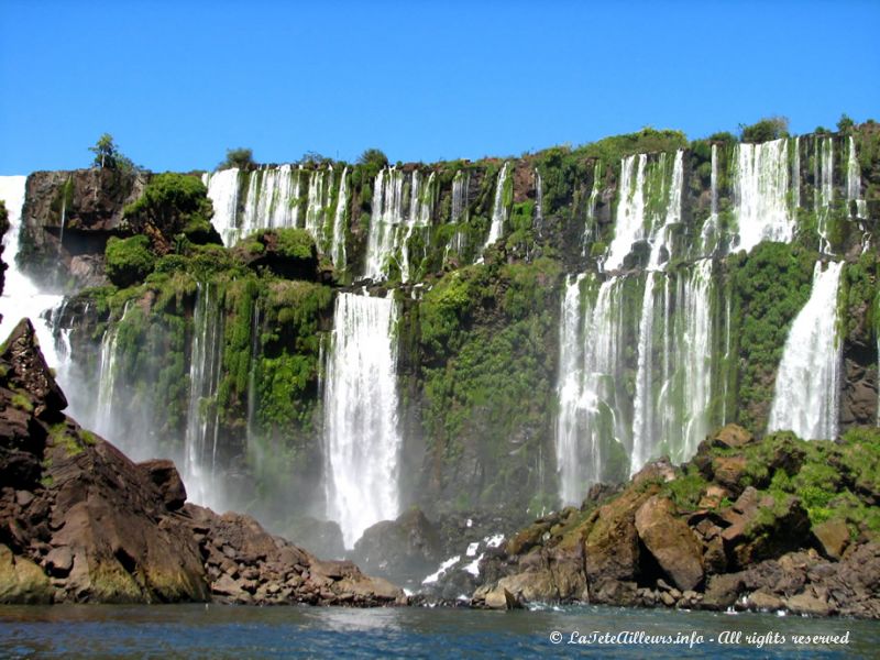 Les chutes d'Iguazu vues depuis le bateau