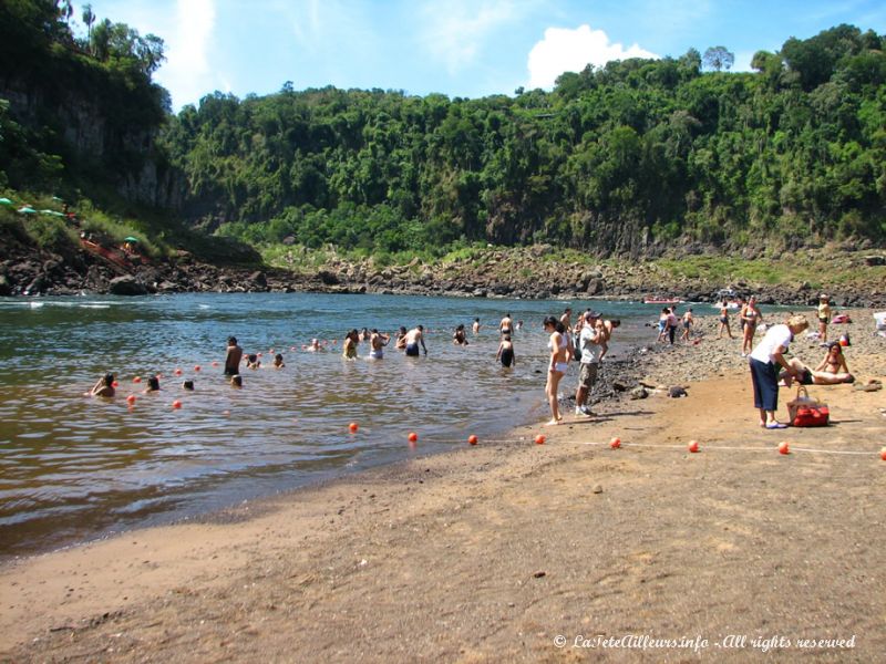 Sur l'île San Martin, une petite plage où il fait bon se rafraichir au pied des chutes