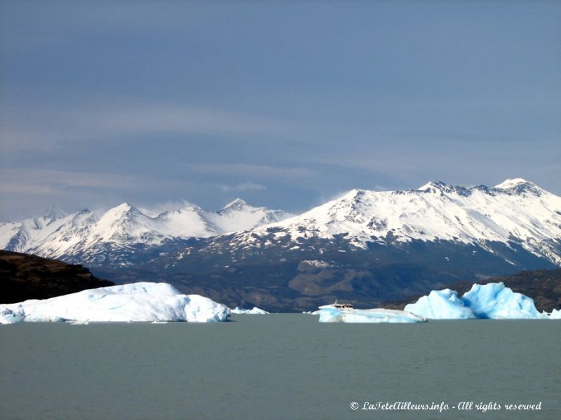 Quelques icebergs presque aussi gros que le bateau...