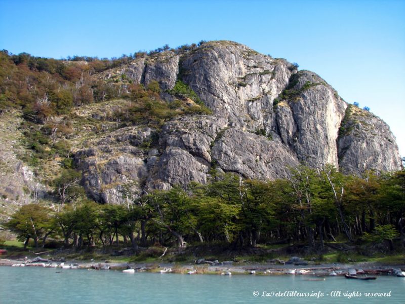 Nous débarquons et marchons jusqu'au lac Onelli