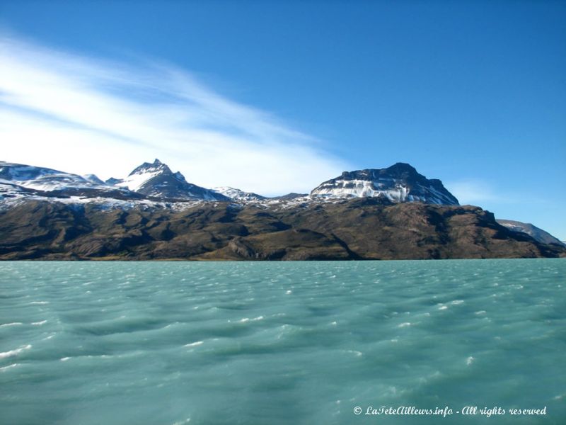 C'est l'eau provenant de la fonte des glaciers qui donne cette couleur si particulière au lac