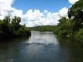 Le rio Iguazu, encore très calme avant les chutes, forme de nombreuses îles entre ses canaux