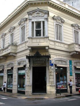 La plus vieille pharmacie de Buenos Aires a conserv&eacute; son caract&egrave;re d'autrefois