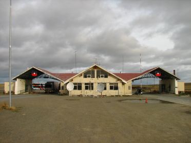 La fronti&egrave;re chilienne, pays sur lequel se situent les deux tiers de l'&icirc;le de la Terre de Feu
