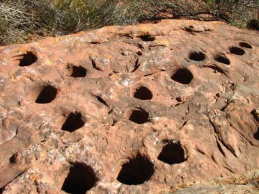 Les Mortenos, trous creus&eacute;s par les Indiens pour piler