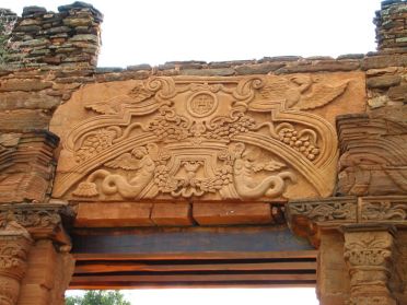 Restaur&eacute; r&eacute;cemment, le fronton de la porte est finement sculpt&eacute;