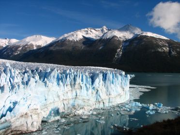 Parfois des morceaux de glace tombent dans un fracas assourdissant
