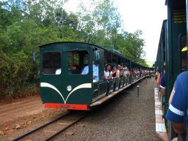 C&ocirc;t&eacute; argentin, c'est un petit train, bond&eacute; en ce Samedi Saint, qui emm&egrave;ne les visiteurs pr&egrave;s des chutes
