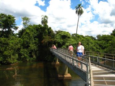 Une passerelle au dessus du Rio Iguazu m&egrave;ne ensuite jusqu'aux Gorges du Diable