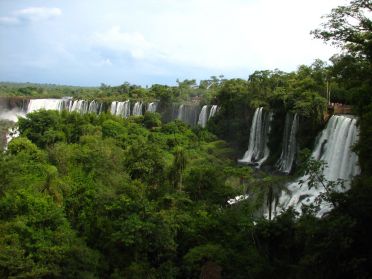 Le ''sentier sup&eacute;rieur'' permet de longer le sommet de la falaise et des chutes