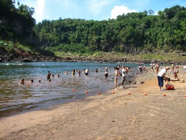Sur l'&icirc;le San Martin, une petite plage o&ugrave; il fait bon se rafraichir au pied des chutes