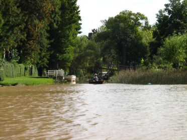 Les habitants se d&eacute;placent gr&acirc;ce &agrave; de petites barques