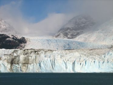 Le glacier d&eacute;vale les montagnes en une course qui se finit dans le lac Argentino
