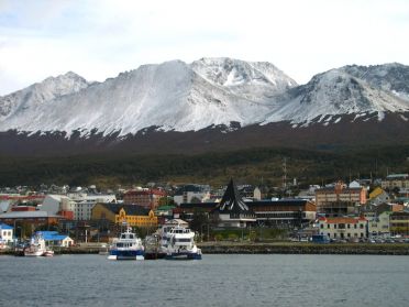 Des montagnes enneig&eacute;es et le canal de Beaggle entourent la ville.