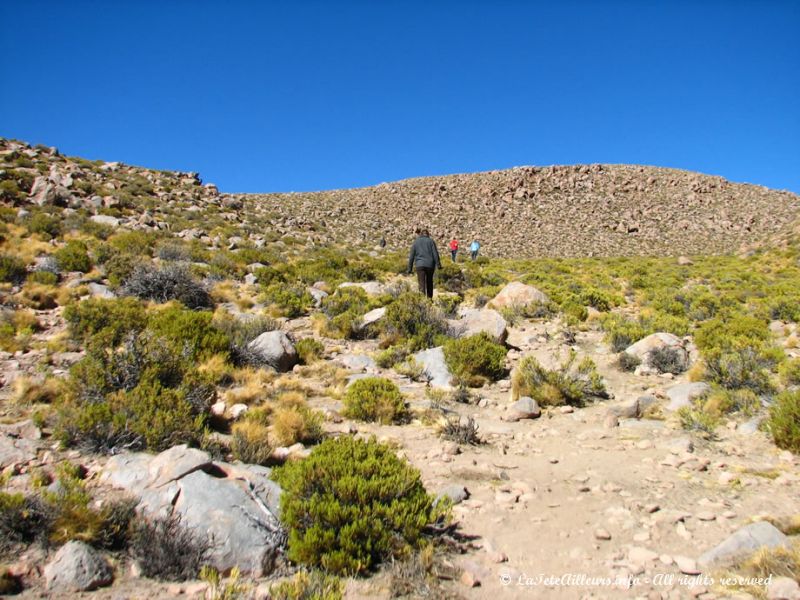 Petite marche à pied car huit dans le 4x4, ça ne grimpe pas !