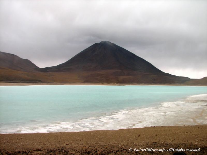 La laguna Verde aux pieds du volcan Licancabur, sous la brume...