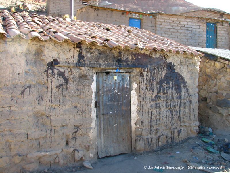 Du sang de lama recouvre les murs de ce village...