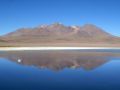 Montagnes boliviennes se réfléchissant dans la lagune Cañapa