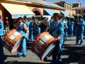 La fanfare donne le rythme aux danseuses boliviennes