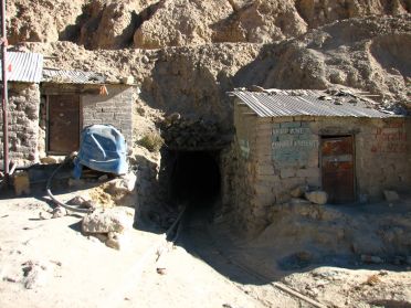 Entr&eacute;e de l'une des nombreuses mines creus&eacute;es dans le Cerro Rico